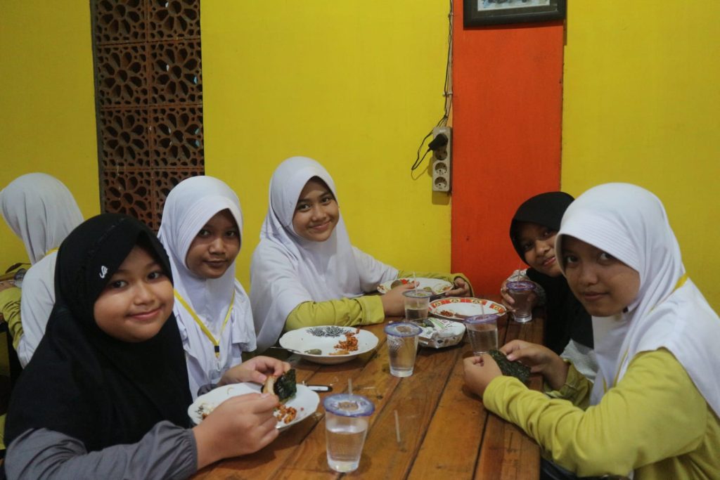 suasana saat makan (1)